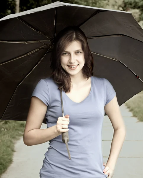 Ragazza con un ombrello nero — Foto Stock