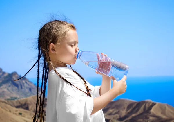 Дівчина напої води — стокове фото