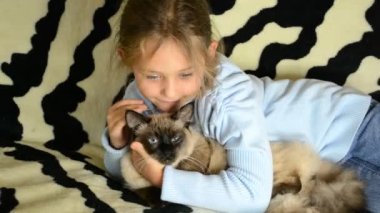 sarılma bir kedi kız