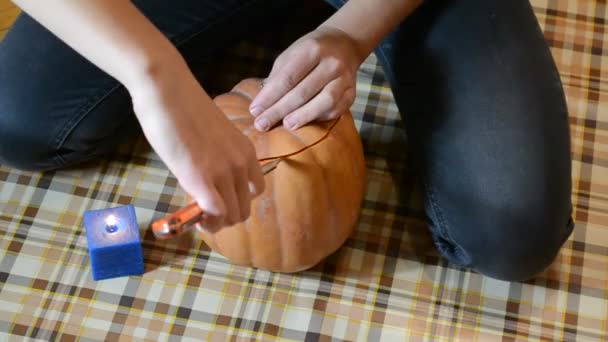 Pessoa esculpe uma abóbora para Halloween — Vídeo de Stock