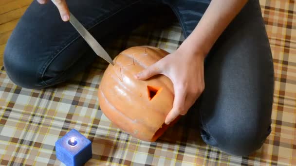 Persoon kerft een pompoen voor halloween — Stockvideo