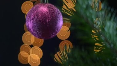 Oyuncak bir zemin çam ağacının üzerine