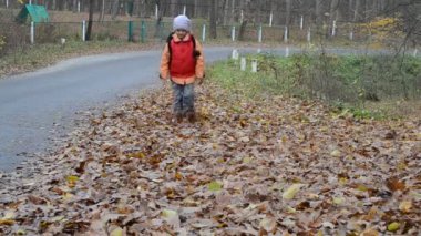 Sevimli küçük kız yürüyüş