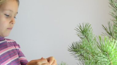 Noel ağacı süsleyen kız