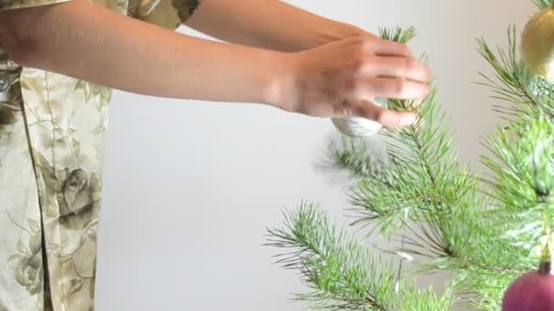 Woman decorating Christmas tree — Stock Video