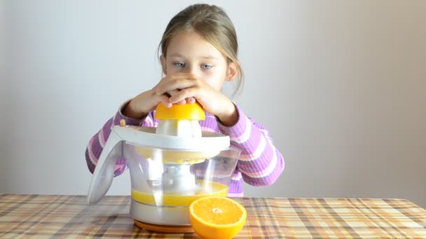 Girl making fresh juice — Stock Video