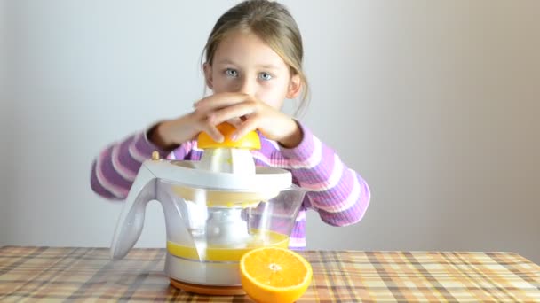 Girl making fresh juice — Stock Video