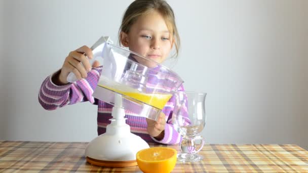 Girl making fresh juice — Stock Video