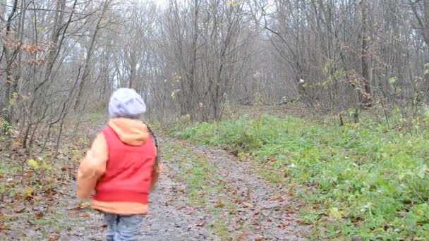 Petite fille courant avec un chien 