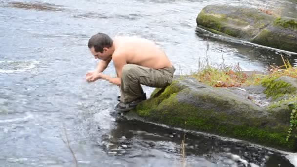 Der Mensch trinkt Wasser — Stockvideo