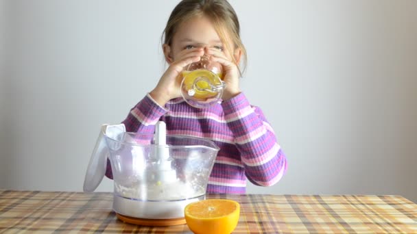 Menina bebendo suco fresco — Vídeo de Stock