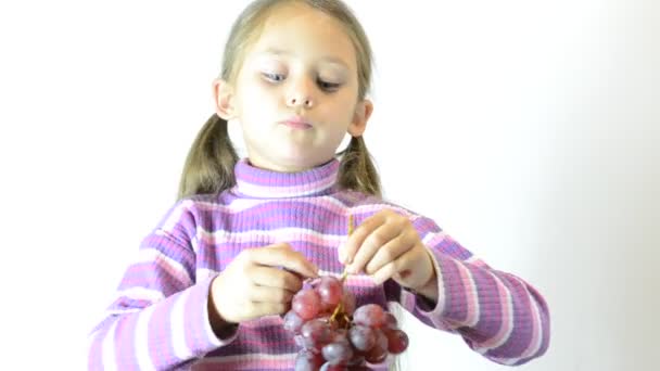 Petite fille mangeant des raisins — Video