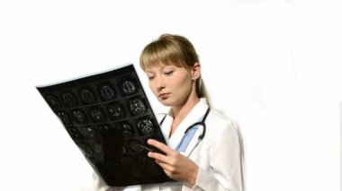 Steteskoplu kadın doktor.