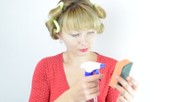 Ev hanımı olarak curlers süpürge ve sünger ile — Stok video