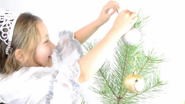 Девочка наряжает рождественские игрушки — стоковое видео