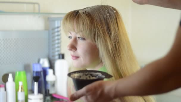 Donna durante la tintura dei capelli — Video Stock