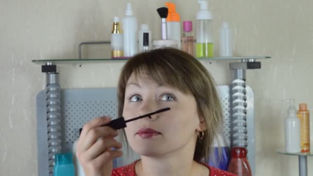 Mulher pintando pestanas — Vídeo de Stock