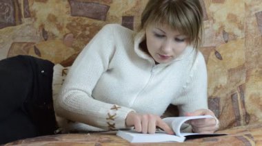 Kitap okuyan bir kadın.