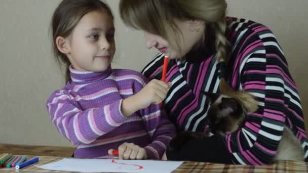 Мать и дочь рисуют — стоковое видео