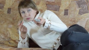 Çikolata yiyen kadın