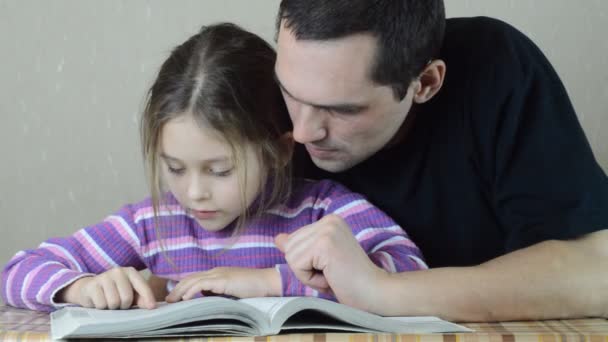 Far och dotter läsa — Stockvideo