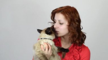 bir kedi ile Kızıl saçlı kız