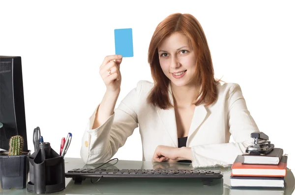 Gerente mujer sosteniendo una tarjeta de crédito — Foto de Stock