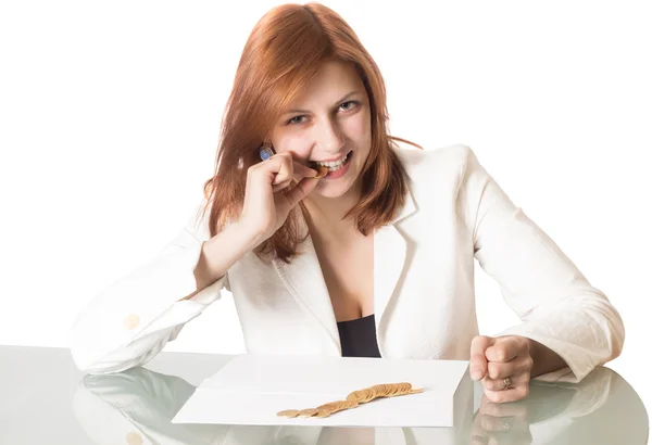 Meisje probeert te tooth gouden munten — Stockfoto