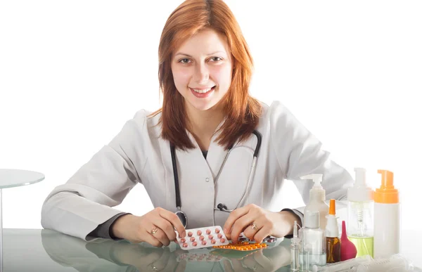 Medico donna seduto a un tavolo — Foto Stock