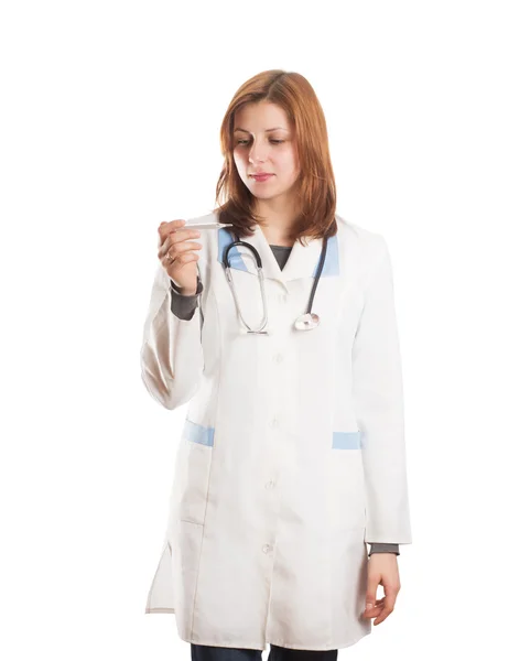 Vrouwelijke arts biedt een oranje — Stockfoto