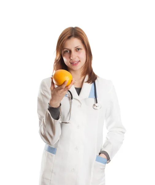 Médico feminino oferece uma laranja — Fotografia de Stock