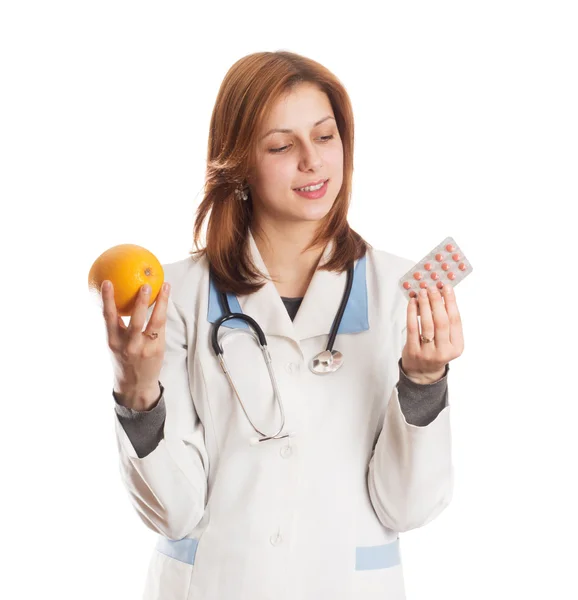 Γυναίκα γιατρό προσφέρει ένα πορτοκάλι — Φωτογραφία Αρχείου