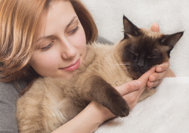 güzel kız, yavaşça kedi yavrusu hugs