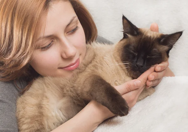 Beautiful girl gently hugs kitten — Stock Photo, Image