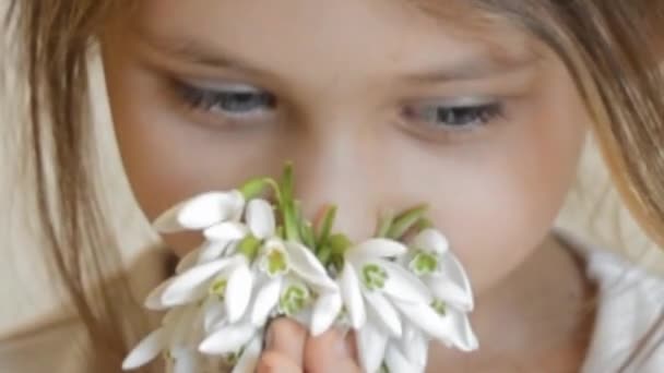 Menina cheirando flores da primavera — Vídeo de Stock