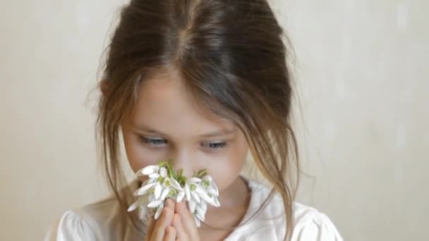 Girl smelling spring flowers — Stock Video