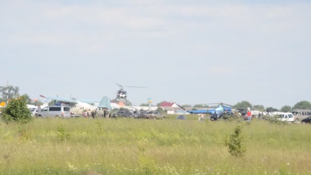 Plane taking off at an air show — Stock Video