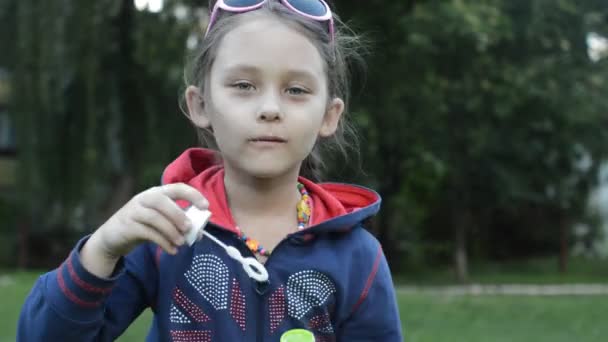 Mãe e filha soprar bolhas de sabão — Vídeo de Stock