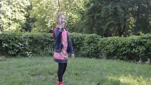 Çocuk badminton oynarken bahçede — Stok video