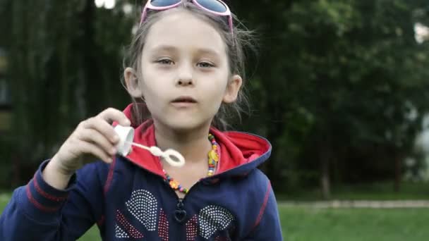 Madre e figlia soffiano bolle di sapone — Video Stock