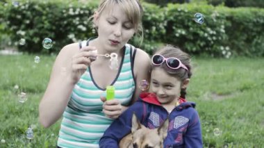 Anne ve kızı sabun balonları patlat