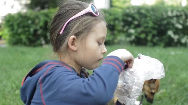 Menina comendo no parque — Vídeo de Stock