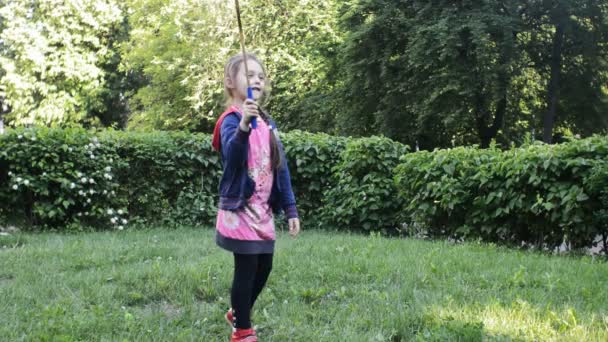 Child on the lawn playing badminton — Stock Video