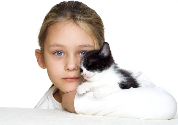 Flicka och kattunge — Stockfoto