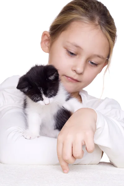 Kız bir yavru kedi ile oynuyor — Stok fotoğraf