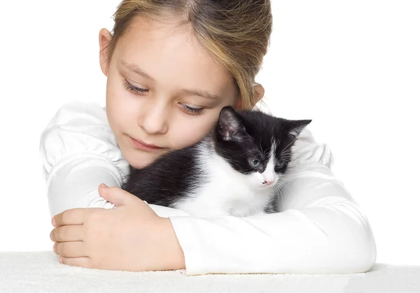 Menina e gatinho — Fotografia de Stock