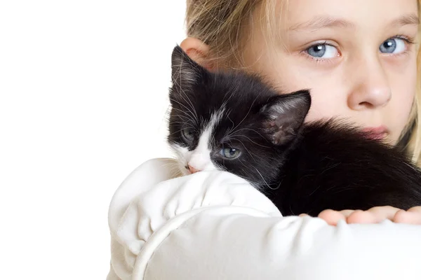 Klein meisje en kitten — Stockfoto