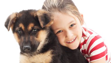 küçük kız şefkatle kucaklayan bir Alman çoban köpek