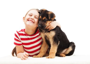 çocuk şefkatle kucaklayan bir köpek yavrusu