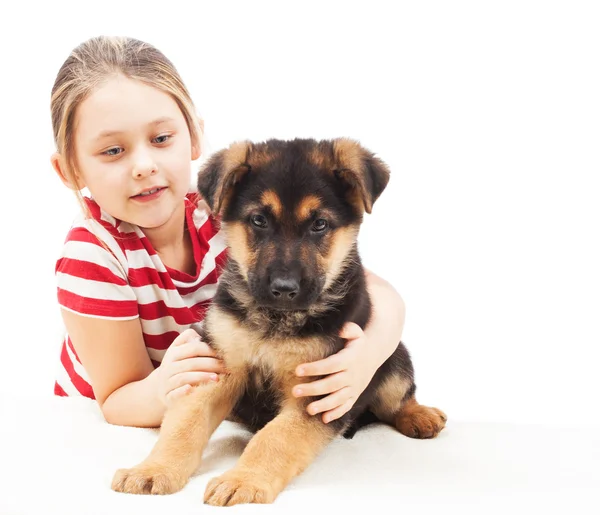 Menina bonita com um cachorro pastor alemão — Fotografia de Stock